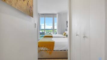 Een bureau, een strijkplank/strijkijzer, reisbedje, wifi