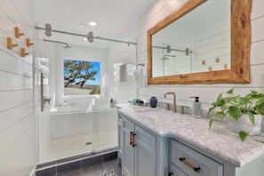 Bathtub, hair dryer, towels, shampoo - Sugar Hollow Retreat - Beaver Lake (Rogers)