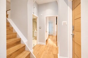 Unclassified image, 4 of 18, button - 3BR 2BA Duplex by British Museum & Regent Canal (London)