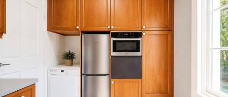Coffee/tea maker, fridge, microwave, oven