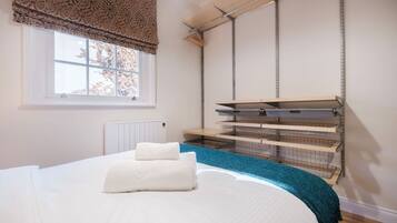 3 bedrooms, desk, iron/ironing board, travel crib