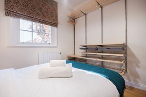 3 chambres, bureau, fer et planche à repasser, lit parapluie