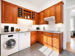 Coffee/tea maker, fridge, microwave, oven