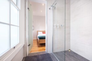 تجهيزات دش، مجففات شعر، مناشف، صابون