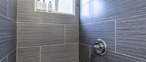 Douche, séchoir à cheveux, serviettes fournies, savon