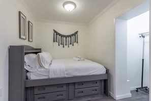 1 habitación, tabla de planchar con plancha, wifi gratis y ropa de cama 