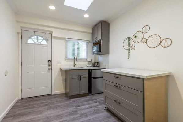 ثلاجة، ميكروويف، ماكينة لصنع القهوة/الشاي، محمصة خبز