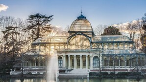 A large glass-domed building with a fountain in front, surrounded by trees. - Coqueto Apartamento a 5 Minutos del Retiro (Madrid)