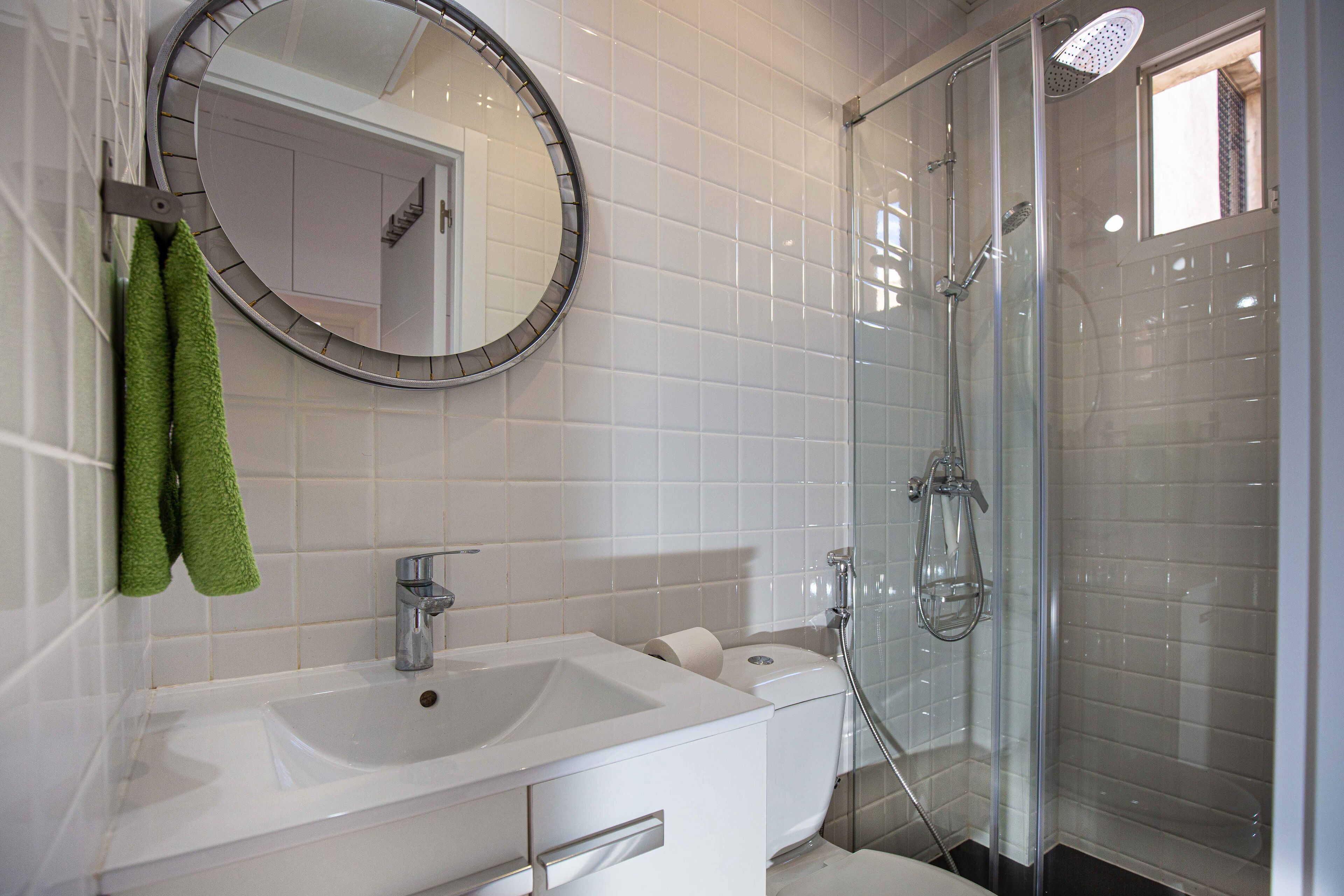 Een douche, een haardroger, pantoffels, handdoeken