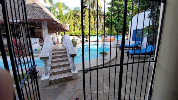 Villa | Piscina | Una piscina al aire libre