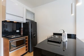 Kühlschrank, Mikrowelle, Ofen, Herdplatte
