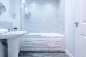 Apartment, Mehrere Betten | 2 Schlafzimmer, kostenloses WLAN, Bettwäsche