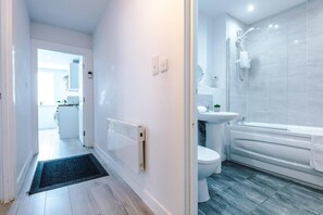 Departamento, varias camas | Baño | Regadera y toallas 