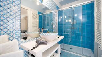 Doccia, asciugacapelli, bidet, asciugamani