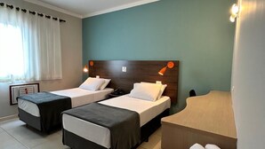 A hotel room with two beds, a desk, and a chair. - Hotel Royal Park Piracicaba (Piracicaba)