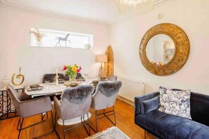 Casa, varias camas | Área de sala de estar