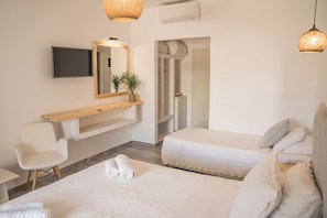 Habitación triple estándar, vista al jardín | Caja de seguridad en la habitación y cortinas blackout