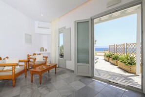 Deluxe Suite With Sea View | Caja de seguridad en la habitación y cortinas blackout