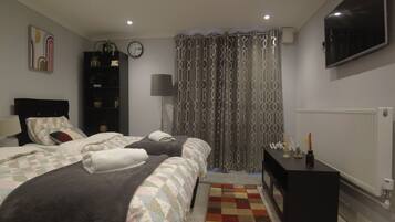 1 bedroom, in-room safe, desk, iron/ironing board