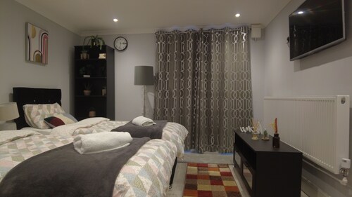 Newport rental property,Furnished studio Near train station Free Wifi-Parrking.