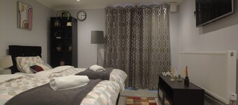 Newport rental property,Furnished studio Near train station Free Wifi-Parrking.