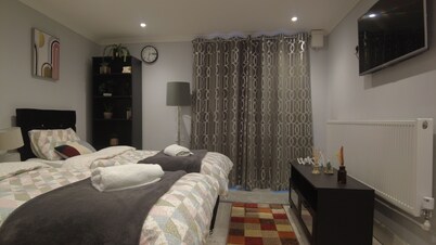 Newport rental property,Furnished studio Near train station Free Wifi-Parrking.