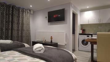 1 bedroom, in-room safe, desk, iron/ironing board