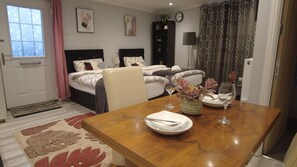 1 Schlafzimmer, Zimmersafe, Schreibtisch, Bügeleisen/Bügelbrett