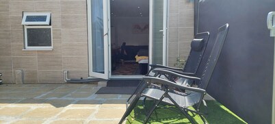 Newport rental property,Furnished studio Near train station Free Wifi-Parrking.