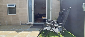 Newport rental property,Furnished studio Near train station Free Wifi-Parrking.