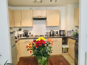 Departamento, varias camas | Cocina privada | Refrigerador, microondas, horno y parrilla de estufa