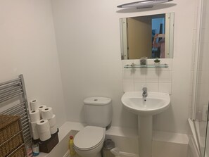 Departamento, varias camas | Baño | Tina con regadera, tina profunda, secadora de cabello, toallas