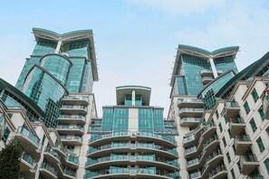 A modern high-rise building with a central atrium and multiple balconies. - Modern Apartment Near the Thames, Central London (London)