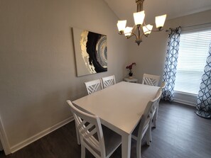 Dining - Auburn unit located less than 1 mile from university (Auburn)