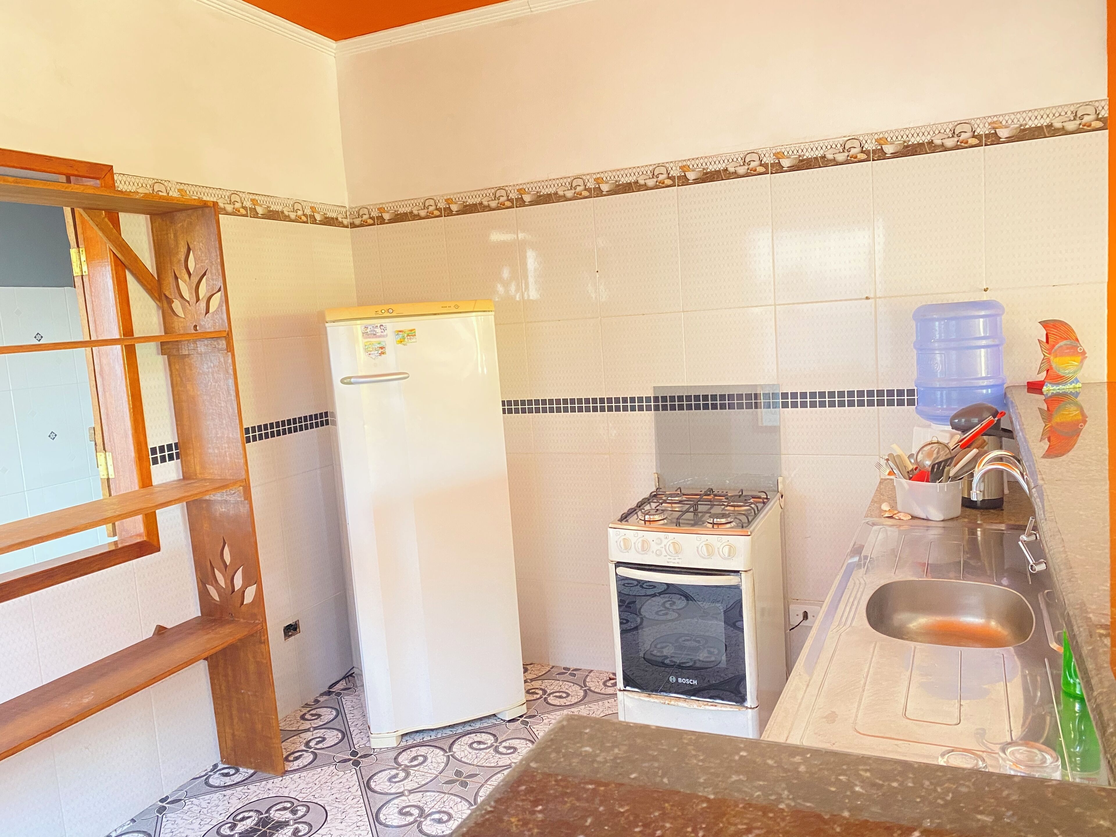 Geladeira, micro-ondas, fogão, cooktop