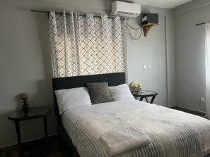 3 عدّة غرف نوم ومكواة/لوح كي وواي فاي وملاءات أسرّة