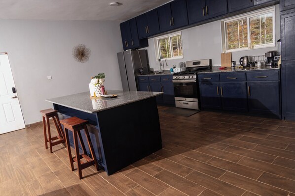 ثلاجة، ميكروويف، فرن، موقد طهي مسطح