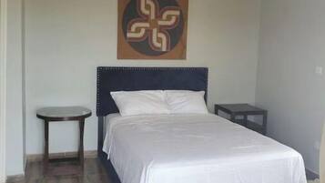 3 habitaciones, tabla de planchar con plancha, wifi y ropa de cama