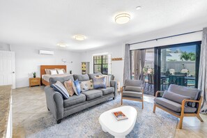 4 bedrooms, desk, iron/ironing board, travel cot - Gertrude's Siesta | 6 Terraces, Rooftop, Pool, 1-min to Beach and Village (Siesta Key)