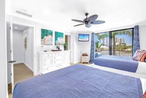 4 bedrooms, desk, iron/ironing board, travel cot - Gertrude's Siesta | 6 Terraces, Rooftop, Pool, 1-min to Beach and Village (Siesta Key)