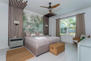8 Schlafzimmer, Schreibtisch, Bügeleisen/Bügelbrett, Reisekinderbett