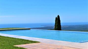 Een buitenzwembad, een verwarmd zwembad