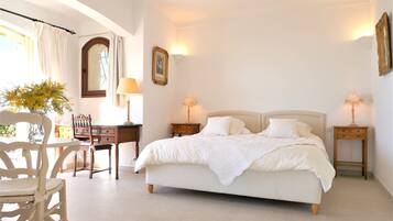 4 slaapkamers, een kluis op de kamer, een bureau