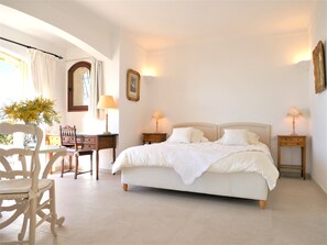4 slaapkamers, een kluis op de kamer, een bureau