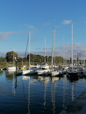 A marina with multiple sailboats docked. - "Le Calypso" – Apartment with private parking, an elevator, and a balcony (Saint-Valery-sur-Somme)