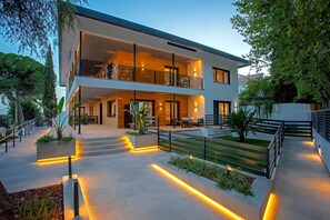 المنشأة من الخارج