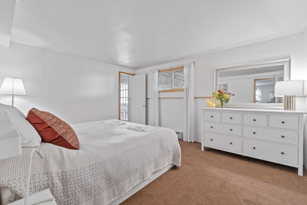 Large Private Apt w King bed near New Paltz Town of Lloyd Vrbo