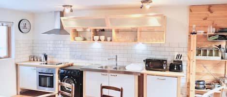 Réfrigérateur, four à micro-ondes, un four, surface de cuisson