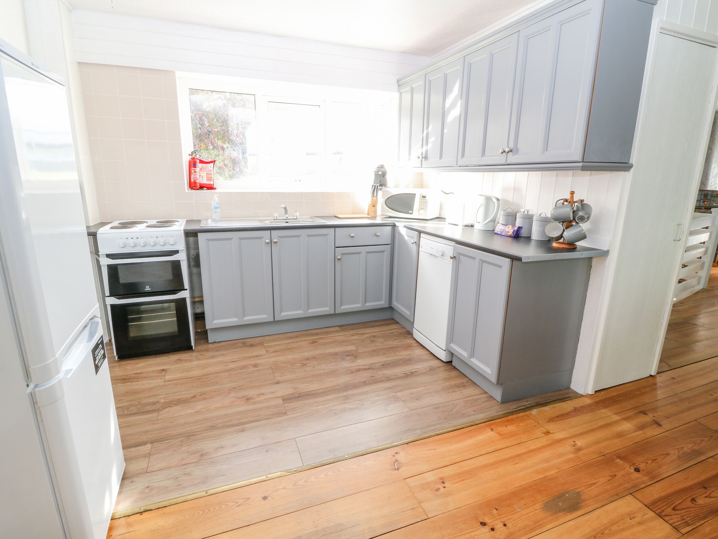 Kjøleskap, oppvaskmaskin, vannkoker og brødrister