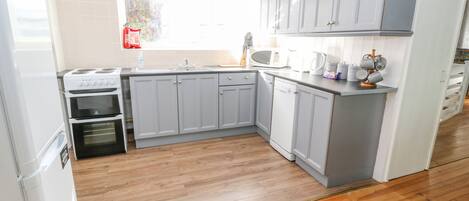 Kjøleskap, oppvaskmaskin, vannkoker og brødrister